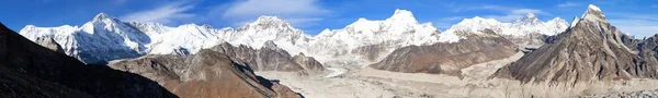 Ngozumba 氷河とマウント エベレストとローツェ ネパール ヒマラヤ山脈に Gokyo 渓谷からパノラマ夕景 — ストック写真