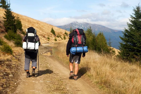 Monte Hoverla Goverla Com Dois Turistas Ucrânia Karpathian Montanhas — Fotografia de Stock