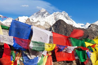 Everest Dağı ve Lhotse görünümünü Budist dua bayrakları Renjo La geçidi, Sagarmatha Milli Parkı, Khumbu Vadisi, Solukhumbu, Nepal Himalayalar ile