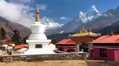 Tengboche Manastırı stupa ve Everest Dağı, Lhotse ve Ama Dablam, Khumbu Vadisi, en iyi manastırda Nepal Himalayalar trek Everest Ana kampı, Sagarmatha Milli Parkı, Khumbu Vadisi,