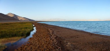Karakul Gölü ve Tacikistan Pamir aralığında. Pamir otoyol M41 uluslararası karayolu çevresinde peyzaj, dünyanın çatısı