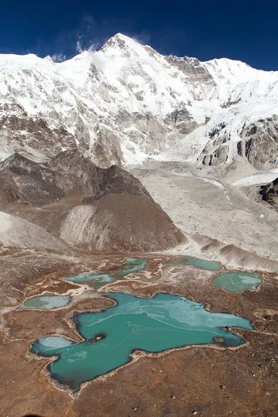 チョウ オユ山とチョオユベースキャンプ ガズンバ氷河の美しいパノラマビュー サガルマタ国立公園 クムブ渓谷 ネパール — ストック写真