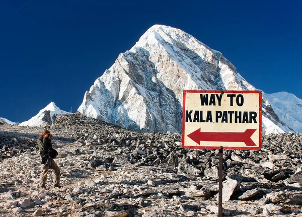 Udsigt Kala Patthar Mount Pumori Skiltning Vej Til Kala Patthar - Stock-foto