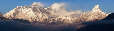 Gün batımı kırmızı akşam görünümü Ama Dablam Everest, Lhotse ve güzel bulutlar Kongde Köyü, Khumbu Vadisi, Solukhumbu, Nepal Himalayalar Dağları ile renkli