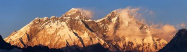 Gün batımı kırmızı akşam dağ herhangi bir zamanda Lhotse görünümünü renkli ve Nuptse Güney rock güzel bulutlar Kongde Köyü, Khumbu Vadisi, Solukhumbu, Nepal Himalayalar Dağları ile yüz