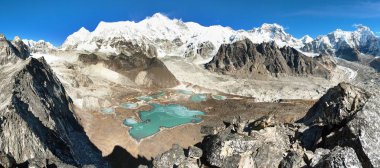 Cho Oyu Dağı ve Cho Oyu ana kampının güzel panoramik manzarası, dağ gölleri, Everest, Lhotse, Gyachung Kang, Ngozumba ve Gyazumba buzulları - Sagarmatha ulusal parkı, Khumbu vadisi, Nepal