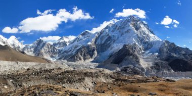 Panoramik manzaralı güzel bulutlar gökyüzü, Khumbu Vadisi ve buzul, Milli Parkı: Sagarmatha, Nepal Himalayalar dağlar Everest ve Nuptse