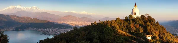 夜のワールド ピース ストゥーパのパノラマ ビュー ペワ湖 ポカラ 素晴らしいヒマラヤ範囲 アンナプルナ マナスル ネパールのヒマラヤ山脈 — ストック写真