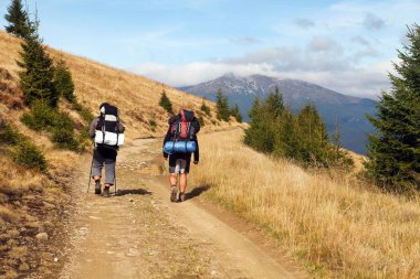 Mount Hoverla ya da Goverla iki turist, Ukrayna Kerpe dağlar