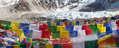 Everest Dağı ana kampı, çadırlar ve dua bayrakları, sagarmatha milli parkı, Khumbu vadisi, solukhumbu, Nepal Himalayaları dağları.