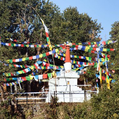Stupa dua bayrakları, Nepal Himalayalar Dağları ile görünümünü