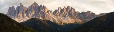 Geislergruppe veya Gruppo dele Odle, İtalyan Dolomites Alp dağları manzarasına akşam