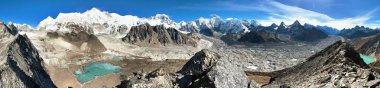 Cho Oyu Dağı ve Cho Oyu ana kampının güzel panoramik manzarası, dağ gölleri, Everest, Lhotse, Gyachung Kang, Ngozumba ve Gyazumba buzulları - Sagarmatha ulusal parkı, Khumbu vadisi, Nepal