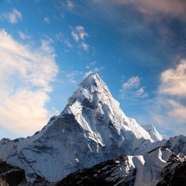 Ama Dablam akşam manzarası ile Kongde Köyü, Khumbu Vadisi, Solukhumbu, Nepal Himalayalar Dağları güzel bulut