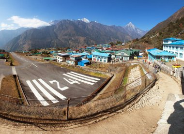 Lukla Köyü ve Lukla havaalanına, manzarayı Khumbu Vadisi, Solukhumbu, herhangi bir zamanda alan, Nepal