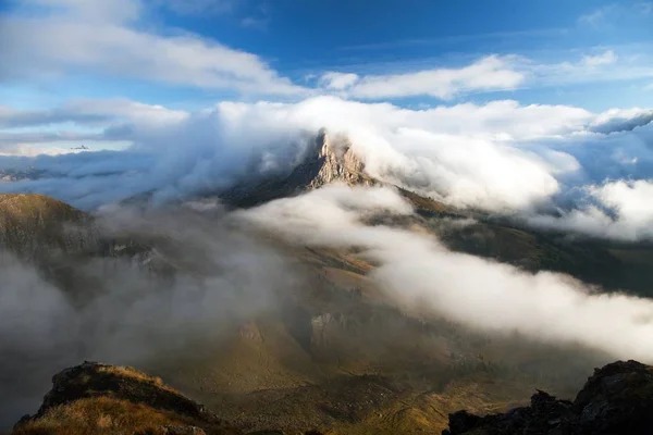 早上从上校迪拉娜到 Pico Setsas 在中间云和雾 南蒂罗尔 意大利多洛米蒂山 — 图库照片