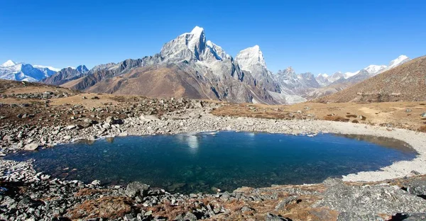 Küçük Dağ Gölü Içinde Yansıtma Yüksek Dağı Tabuche Nepal Himalayalar — Stok fotoğraf