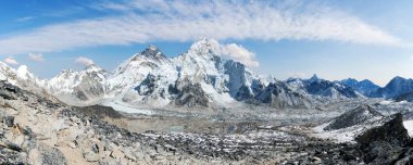 Himalayalar 'ın panoramik manzarası, Everest Dağı ve Khumbu Buzulu Kala Patthar' dan Everest 'teki ana kampa, Khumbu Vadisi' ne, Sagarmatha Ulusal Parkı 'na, Nepal Himalayaları' na