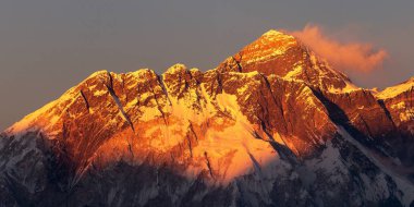 Gün batımı kırmızı akşam dağ herhangi bir zamanda ve Nuptse Güney kaya yüzüne güzel bulutlar Kongde Köyü, Khumbu Vadisi, Solukhumbu, Nepal Himalayalar Dağları ile görünümünü renkli