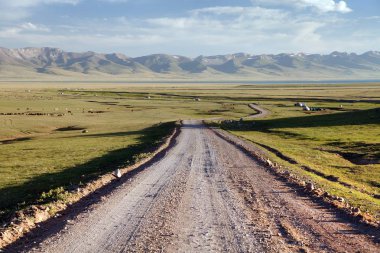 Asfaltsız yol ve yurts oğlu-Kul göl ve Kırgızistan Tien shan dağlarında