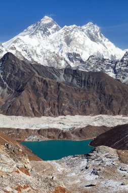 Everest, Lhotse, Ngozumba Buzulu ve Gokyo Gölü 'nün Renjo La Geçidi' nden Everest Ana Kampı 'na üç geçiş, Khumbu Vadisi, Sagarmatha Ulusal Parkı, Nepal himalayas Dağları.