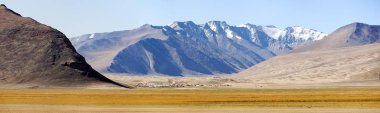 Tacikistan Pamir dağları alanının güzel manzara panorama, nehir vadisi, Pamir karayolu, Dağların altında Köy, dünyanın çatı