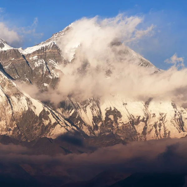 Večerní Západ Slunce Červený Pohled Horu Lhotse Nuptse Nádhernými Mraky — Stock fotografie