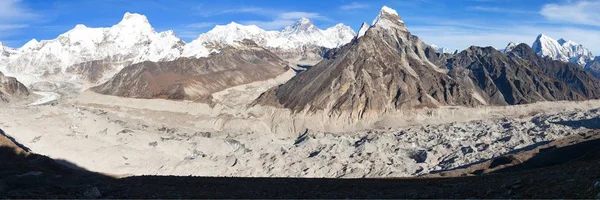 Gokyo Vadisi'nden panoramik akşam görünümüne Ngozumba buzul ve mount Everest ve Lhotse, Nepal Himalayalar dağlar