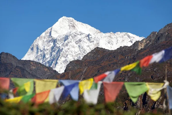 Monte Makalu Con Bandiere Buddiste Preghiera Parco Nazionale Maklu Barun — Foto Stock