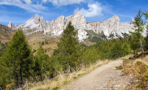 意大利美丽的Alpi Dolomiti山脉Becco Mezzodi和Rocheta — 图库照片