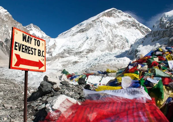 Rozcestníku Cestu Mount Everest Muž Ledovce Khumbu Modlitba Vlajky Oblast — Stock fotografie