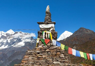 Mount Makalu taş stupa ve Budist dua ile bayraklar, Maklu yazar Milli Parkı, Nepal Himalayalar
