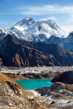 Everest, Lhotse, Ngozumba Buzulu ve Gokyo Gölü 'nün Renjo La Geçidi' nden Everest Ana Kampı 'na üç geçiş, Khumbu Vadisi, Sagarmatha Ulusal Parkı, Nepal himalayas Dağları.