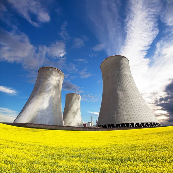 Central Nuclear Dukovany Torre Enfriamiento Con Campo Floración Dorada Colza — Foto de Stock