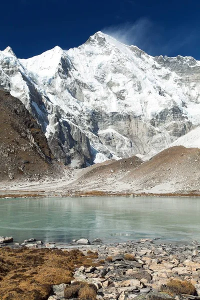 在湖中的 Cho Oyu 山的看法 Cho Oyu 大本营 珠穆朗玛峰跋涉 尼泊尔喜马拉雅山 — 图库照片