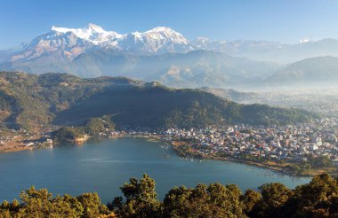 Annapurna dağının panoramik manzarası, himalaya sıradağları, Pokhara ve Phewa gölü, Pokhara vadisi, Nepal Himalayalar dağları