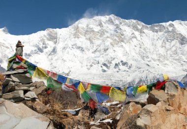 Budist dua bayrakları ve Mount Annapurna Annapurna temel kamp, Nepal Himalayalar Dağları