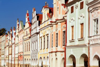 Telc veya Teltsch Şehir Meydanı ile Rönesans ve Barok renkli evleri, Çek Cumhuriyeti, Moravia kasabada Unesco görüntülemek