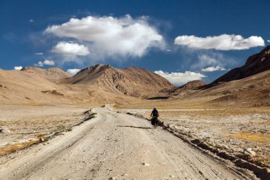 Pamir otoyol veya Pamirskij trakt motorcu ile dünyanın en iyi bisiklet yolun bir tane. Tacikistan, dünyanın çatısı asfaltsız yol