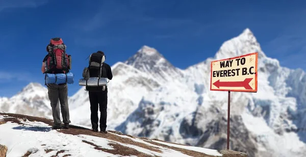 Panoramatický Výhled Mount Everest Kala Patthar Dvěma Turisty Ukazatelem Cesty — Stock fotografie