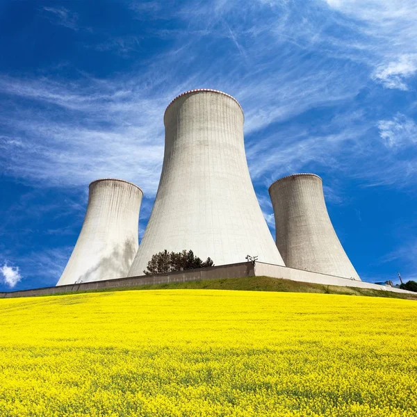 Central Nuclear Dukovany Torre Arrefecimento Com Campo Floração Dourado Colza — Fotografia de Stock