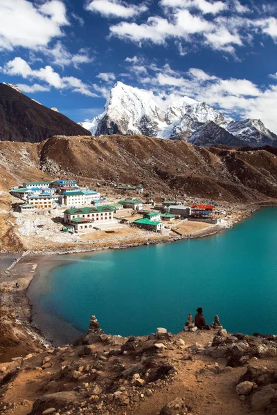 Lago Gokyo Dudh Pokhari Tso Pueblo Glaciar Ngozumba Pico Arakam — Foto de Stock