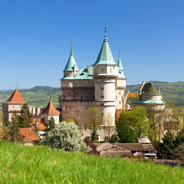 Bojnický Zámek Nedaleko Města Prievidza Jarní Pohled Slovensko Evropa — Stock fotografie