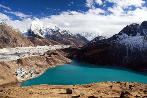 Lago Gokyo Dudh Pokhari Tso Pueblo Glaciar Ngozumba Pico Arakam —  Fotos de Stock