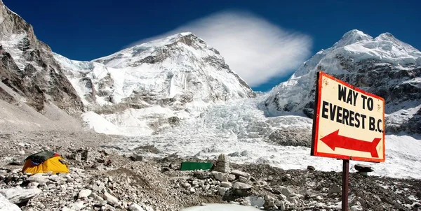 从珠穆朗玛峰大本营 帐篷和祈祷旗和路标到珠穆朗玛峰 Sagarmatha 国家公园 徒步到珠穆朗玛峰大本营 尼泊尔喜马拉雅山 — 图库照片