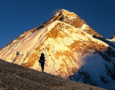 Everest Dağı Nepal Himalaya dağlarının akşam manzarası