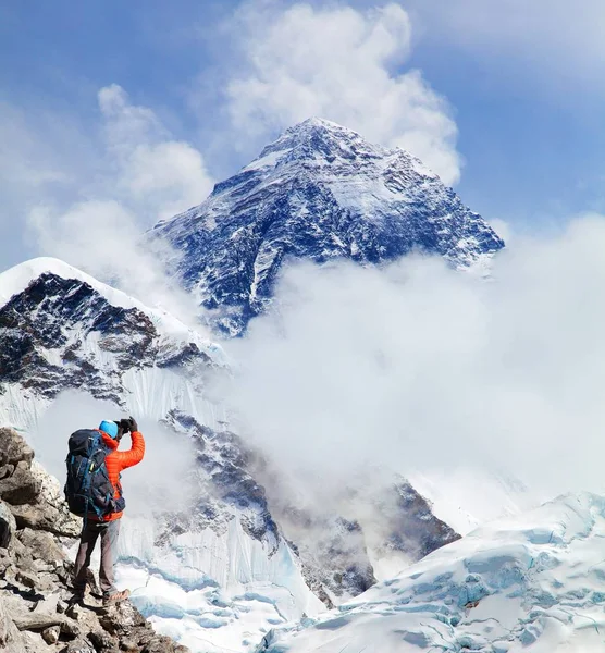 Гора Эверест с туристом, Непал Гималаи — стоковое фото