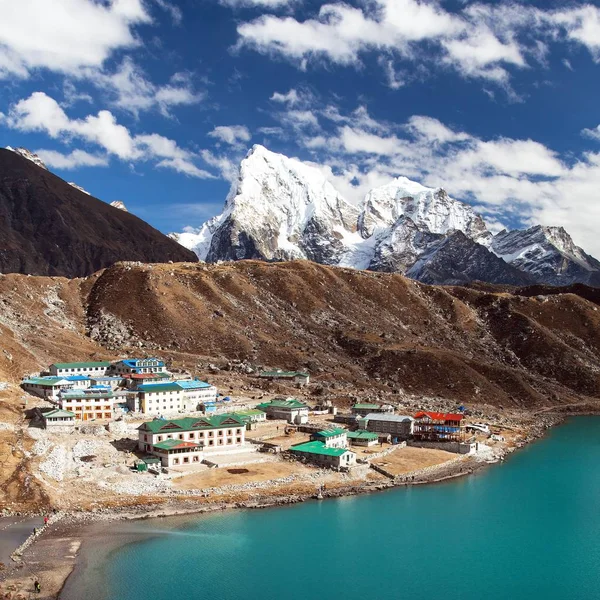GOKYO tó és falu, Nepál Himalája hegy — Stock Fotó