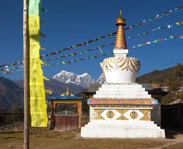 Widok na Stupa, Pagoda lub chór i flagi modlitewne — Zdjęcie stockowe