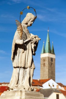 Telc veya Teltsch şehir st. Nepomuk John heykeli ile